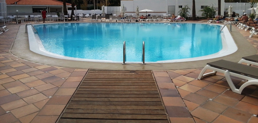 Imagen de la piscina del Hotel Akeah Broncemar. Foto 14