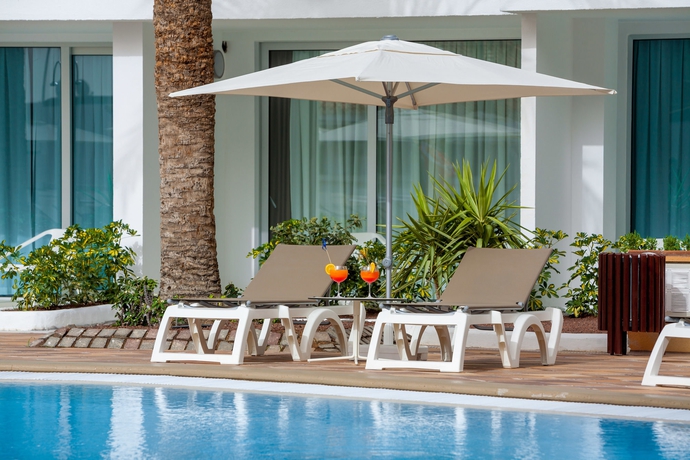 Imagen de la piscina del Hotel Akeah Broncemar. Foto 15