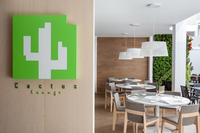 Imagen del bar/restaurante del Hotel Akeah Broncemar. Foto 7