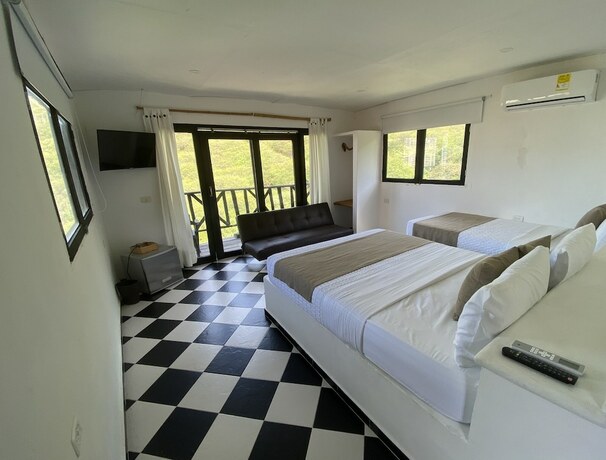 Imagen de la habitación del Hotel Akela Gaira. Foto 17