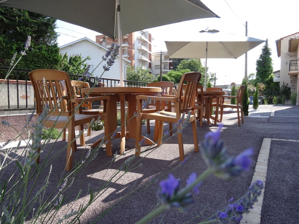 Imagen de los exteriores del Hotel Akena Le Prado. Foto 16