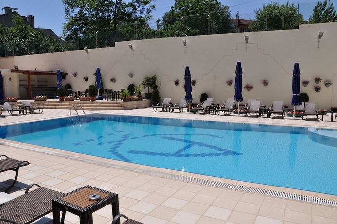 Imagen de la piscina del Hotel Akgun Istanbul, WorldHotels Crafted Collection. Foto 15