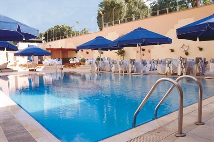 Imagen de la piscina del Hotel Akgun Istanbul, WorldHotels Crafted Collection. Foto 17