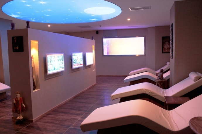 Imagen de la piscina del Hotel Akgun Istanbul, WorldHotels Crafted Collection. Foto 18