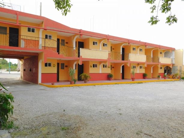 Imagen de los exteriores del Hotel Akimpech. Foto 14