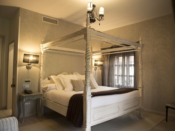 Imagen de la habitación del Hotel Akla Palacio Torre De Ruesga. Foto 5