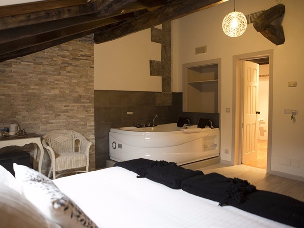 Imagen de la habitación del Hotel Akla Palacio Torre De Ruesga. Foto 11
