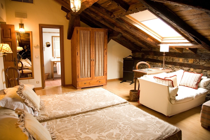Imagen de la habitación del Hotel Akla Palacio Torre De Ruesga. Foto 16