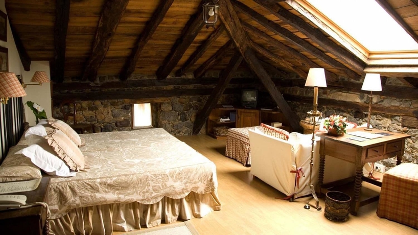 Imagen de la habitación del Hotel Akla Palacio Torre De Ruesga. Foto 17