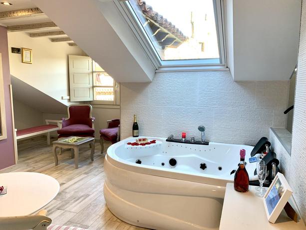 Imagen general del Hotel Akla Suites Santillana. Foto 15