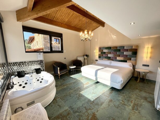 Imagen de la habitación del Hotel Akla Suites Valles Pasiegos. Foto 12