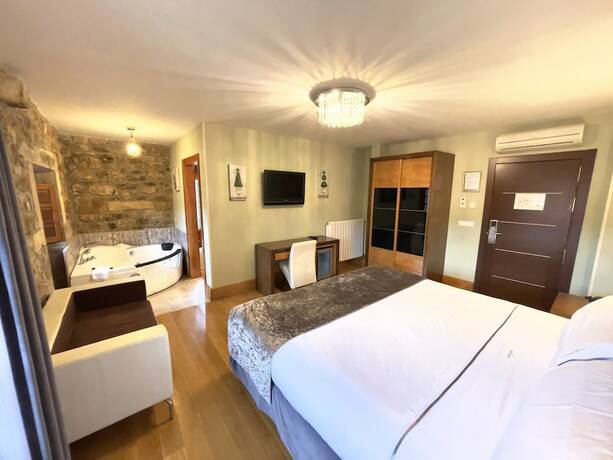 Imagen de la habitación del Hotel Akla Suites Valles Pasiegos. Foto 15