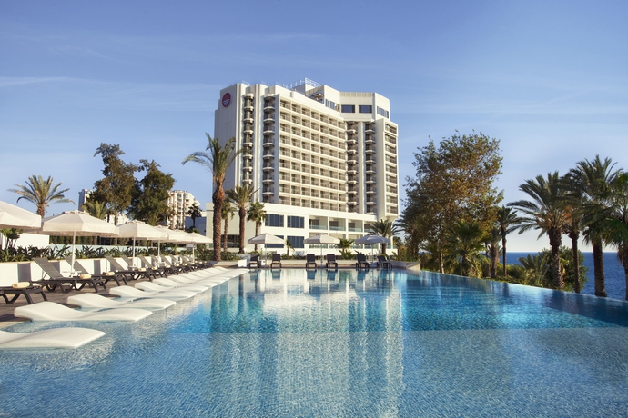 Imagen de la piscina del Hotel Akra Antalya. Foto 15