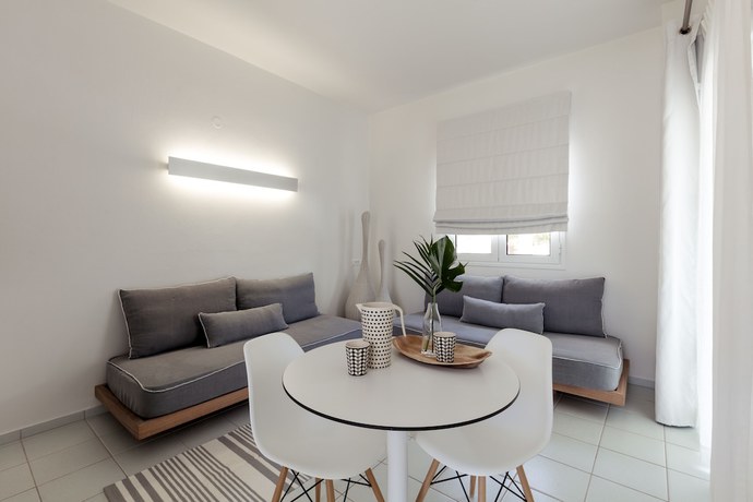 Imagen de la habitación del Hotel Akrogiali Beach Apartments. Foto 16