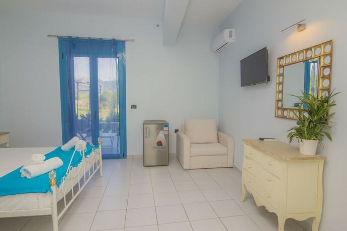 Imagen de la habitación del Hotel Akrotiri, Apollonioi. Foto 16