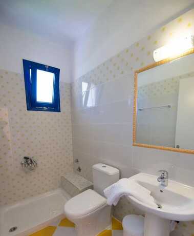 Imagen de la habitación del Hotel Akroyiali Resort. Foto 20