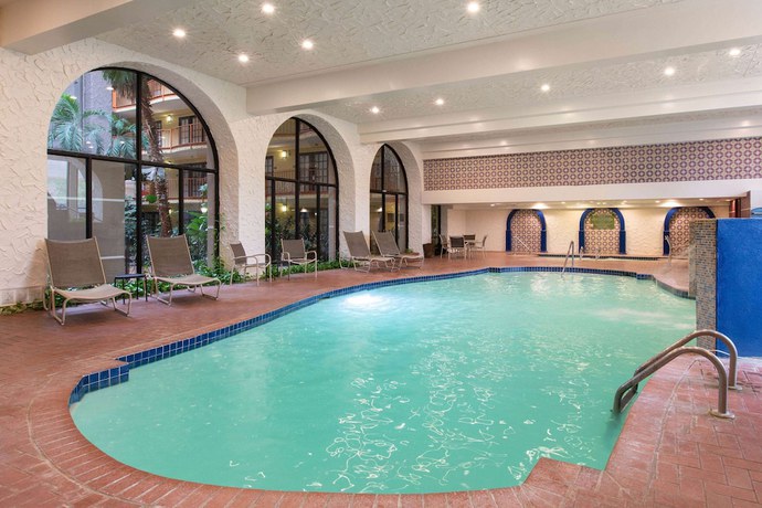 Imagen de la piscina del Hotel Aksarben Suites, Trademark Collection by Wyndham. Foto 16