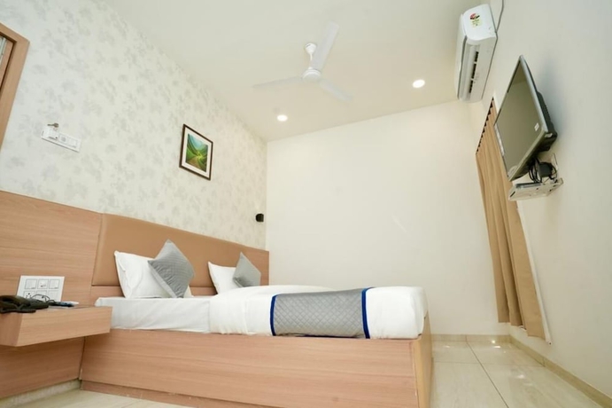 Imagen de la habitación del Hotel Akshar Imperial Morbi. Foto 5