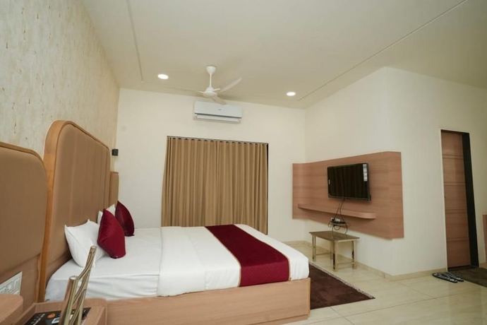 Imagen de la habitación del Hotel Akshar Imperial Morbi. Foto 6