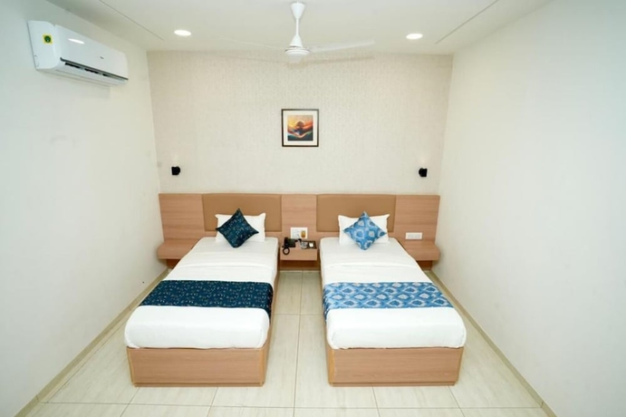 Imagen de la habitación del Hotel Akshar Imperial Morbi. Foto 7