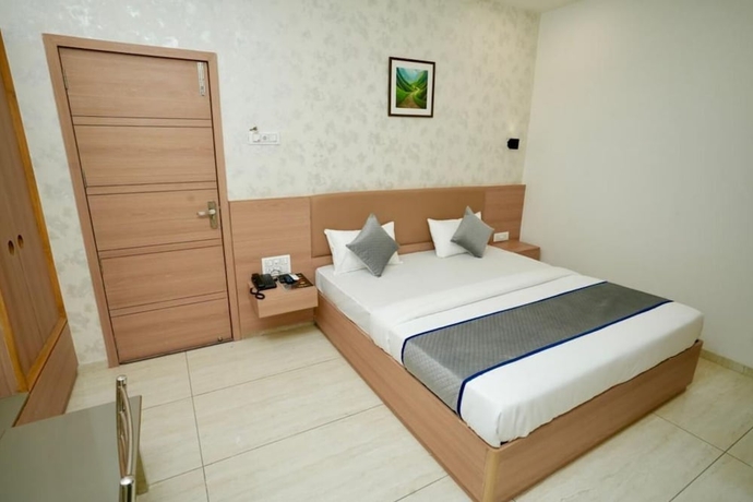 Imagen de la habitación del Hotel Akshar Imperial Morbi. Foto 8