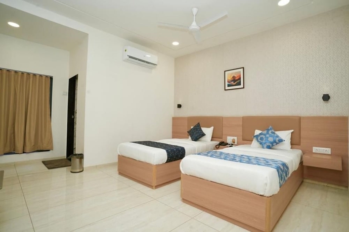 Imagen de la habitación del Hotel Akshar Imperial Morbi. Foto 10