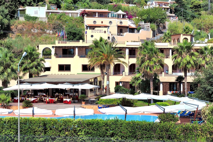 Imagen de los exteriores del Hotel Aktea. Foto 15