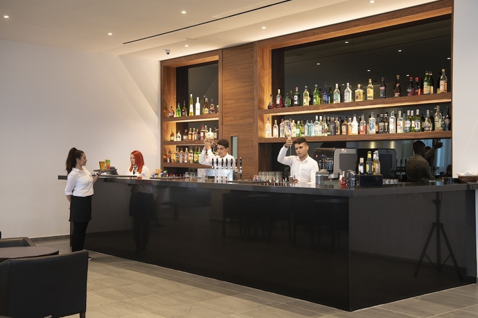 Imagen del bar/restaurante del Hotel Akti Beach Village Resort. Foto 2