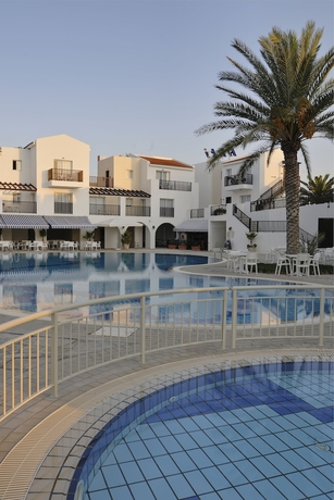 Imagen de la piscina del Hotel Akti Beach Village Resort. Foto 15