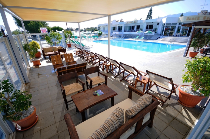 Imagen de la piscina del Hotel Akti Dimis. Foto 13