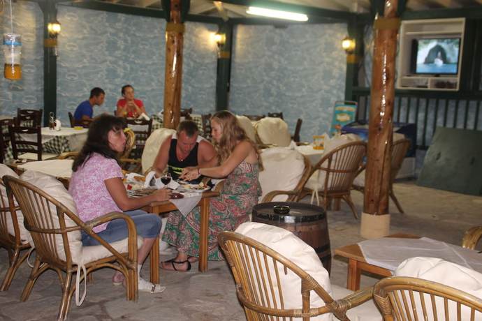 Imagen del bar/restaurante del Hotel Akti Panela Beach. Foto 2