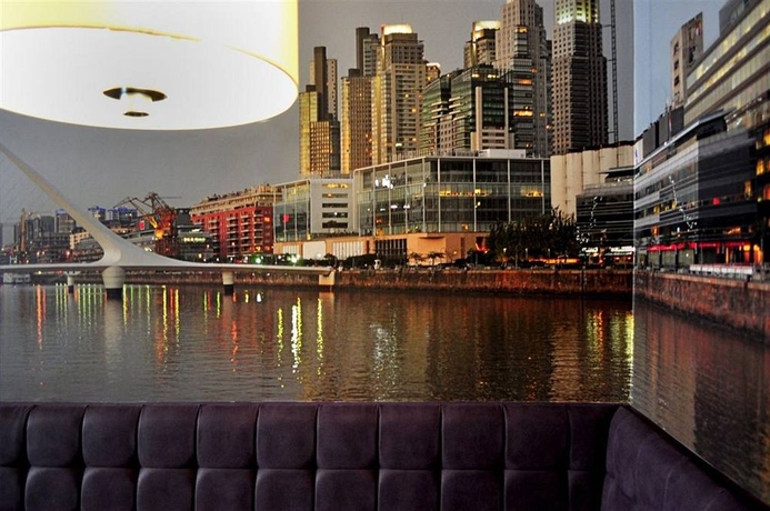 Imagen del bar/restaurante del Hotel Aku Hotels. Foto 2