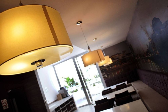 Imagen del bar/restaurante del Hotel Aku Hotels. Foto 3