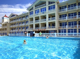 Imagen de la piscina del Hotel Akvaloo. Foto 5