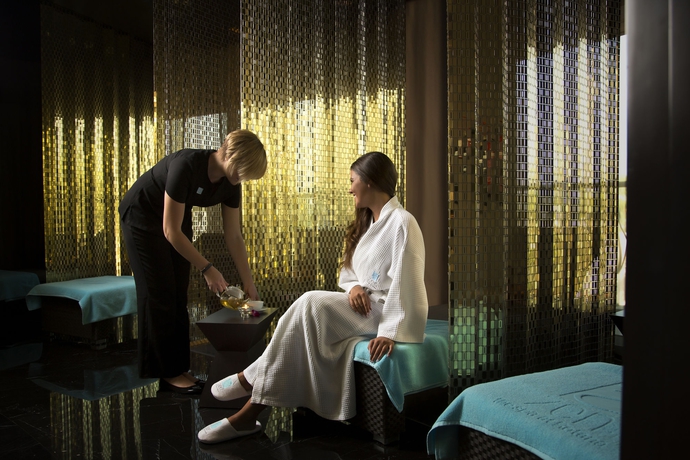 Imagen de la piscina del Hotel Al Ain Rotana. Foto 15