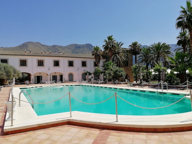 Imagen de la piscina del Hotel Al Balhara Resort and Spa. Foto 18