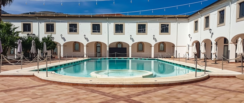 Imagen de la piscina del Hotel Al Balhara Resort and Spa. Foto 19