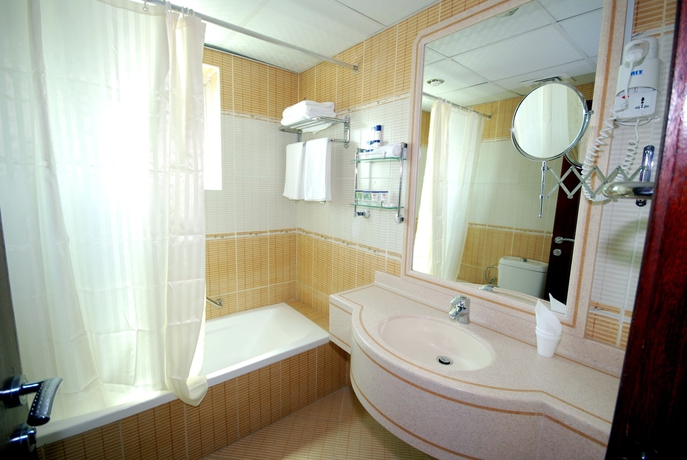 Imagen de la habitación del Hotel Al Bustan Tower Suites. Foto 14