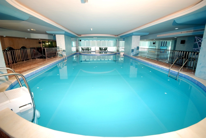 Imagen de la piscina del Hotel Al Bustan Tower Suites. Foto 19