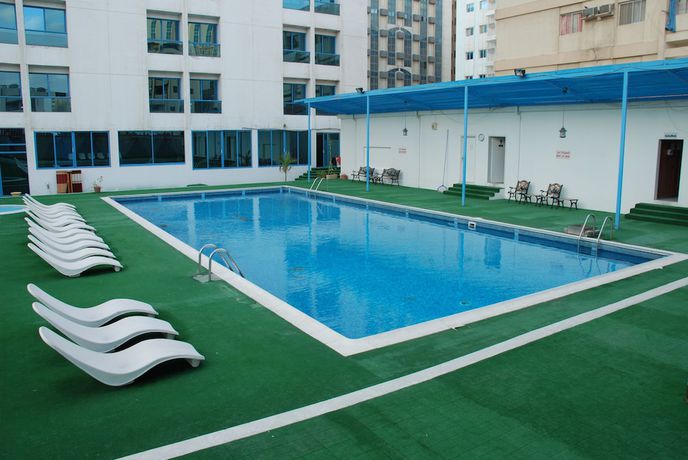 Imagen de la piscina del Hotel Al Bustans Flats. Foto 18