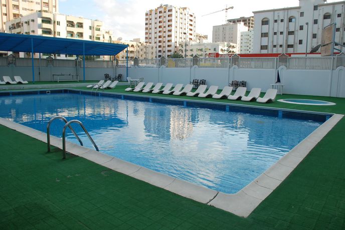Imagen de la piscina del Hotel Al Bustans Flats. Foto 19