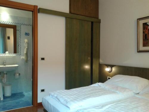 Imagen de la habitación del Hotel Al Caval. Foto 10