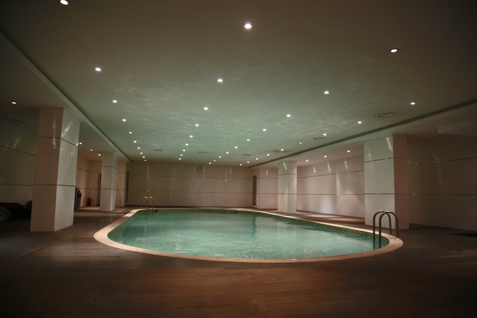 Imagen de la piscina del Hotel Al Diafah Suites. Foto 12