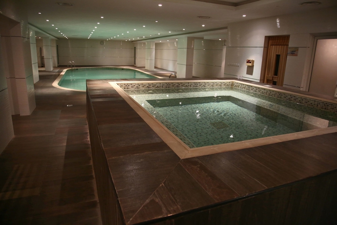 Imagen de la piscina del Hotel Al Diafah Suites. Foto 13