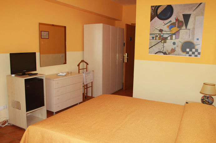 Imagen de la piscina del Hotel Al Gabbiano, Vittoria. Foto 16