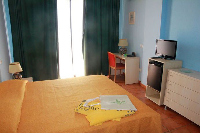 Imagen de los exteriores del Hotel Al Gabbiano, Vittoria. Foto 7