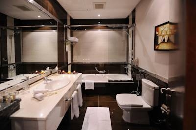 Imagen de la habitación del Hotel Al Hamra Palace By Warwick. Foto 2