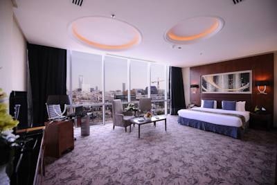 Imagen de la habitación del Hotel Al Hamra Palace By Warwick. Foto 3