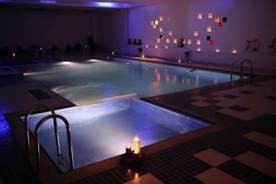 Imagen de la piscina del Hotel Al Hamra Palace By Warwick. Foto 5