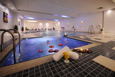 Imagen de la piscina del Hotel Al Hamra Palace By Warwick. Foto 6